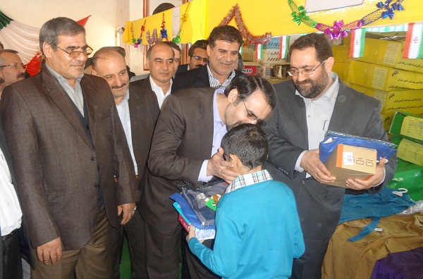 توزیع هدایای مقام معظم رهبری بین دانش آموزان بخش خزل نهاوند + تصاویر