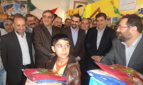 توزیع هدایای مقام معظم رهبری بین دانش آموزان بخش خزل نهاوند + تصاویر