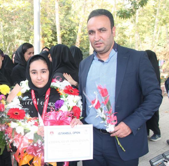 استقبال مردم نهاوند از نفر سوم مسابقات جهانی کاراته دختران + تصاویر